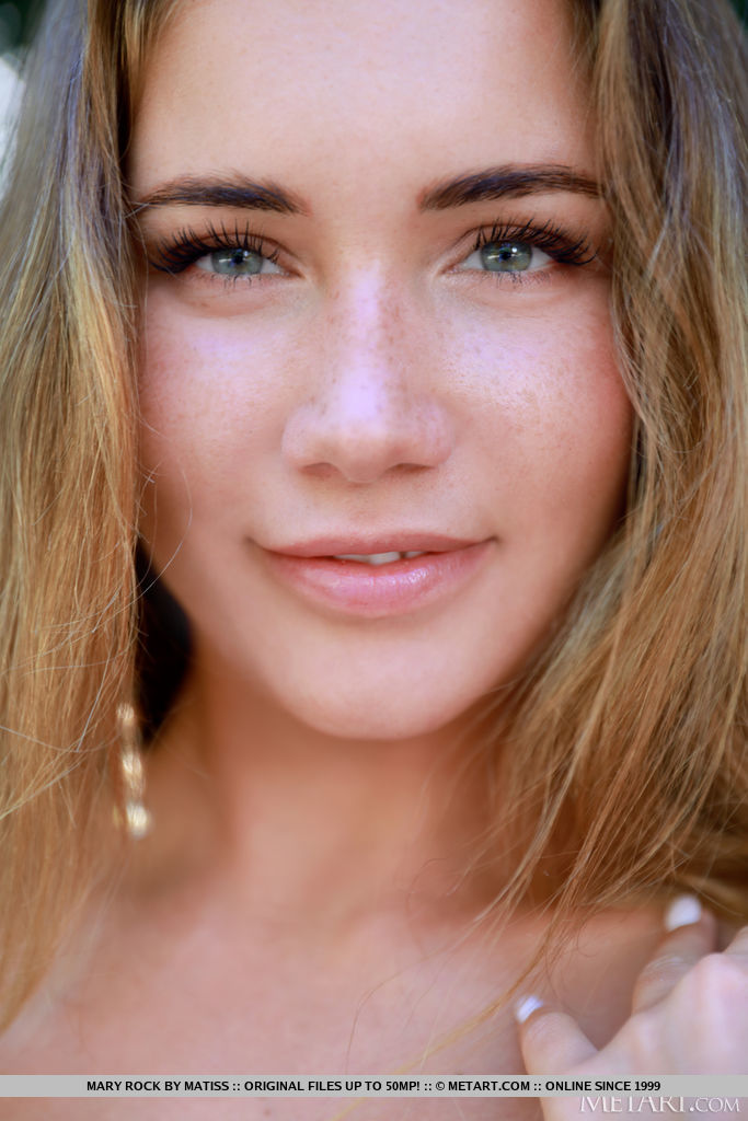 18P A jovem beleza Mary Rock expõe seu corpo bronzeado próximo a um riacho raso