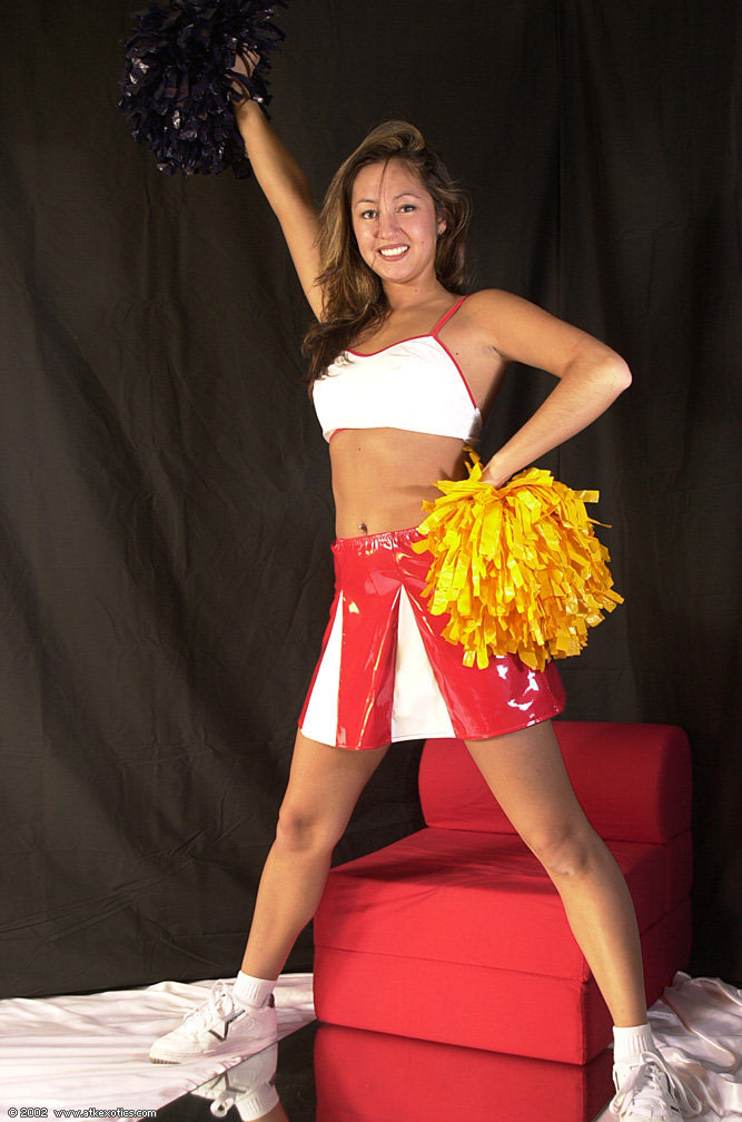 16P Mailia, une latina amateur, libère ses petits seins de sa tenue de pom-pom girl.