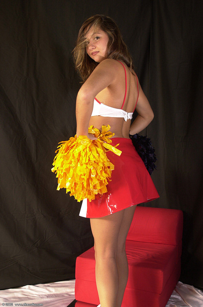 16P Mailia, une latina amateur, libère ses petits seins de sa tenue de pom-pom girl.