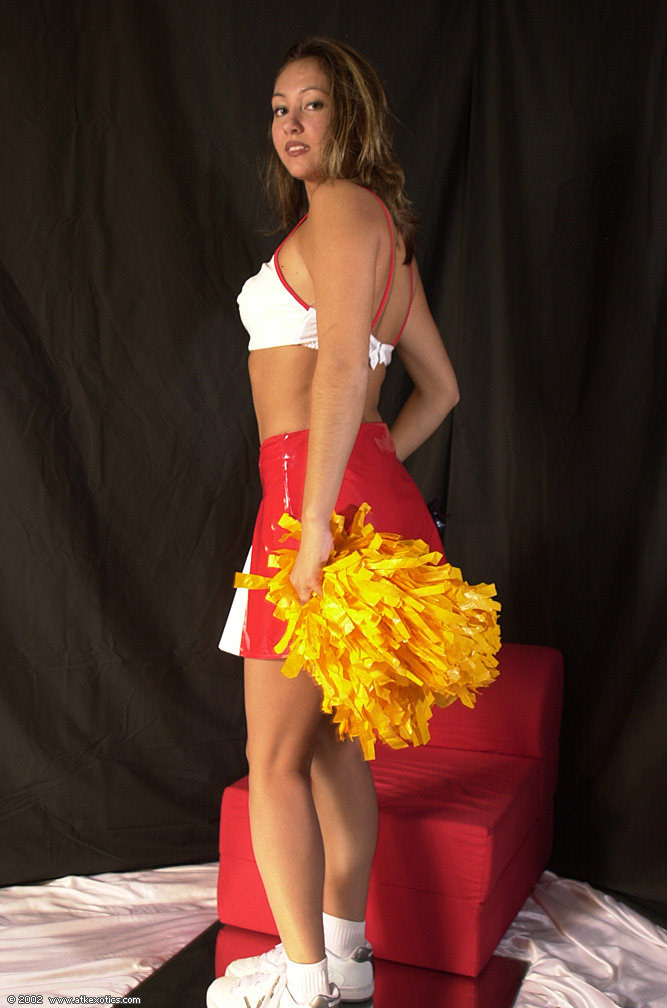 16P Mailia, une latina amateur, libère ses petits seins de sa tenue de pom-pom girl.