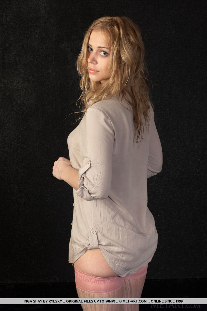 18P Linda adolescente Inga Shay abrindo pernas longas em meias para mostrar a bucetinha rosa