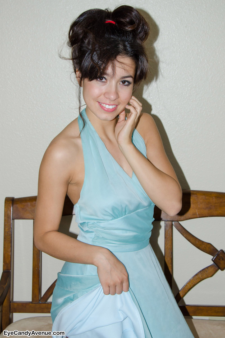 Josie Ann, jeune latina 16P, enlève une jolie robe pour se tenir nue avec des talons rouges.