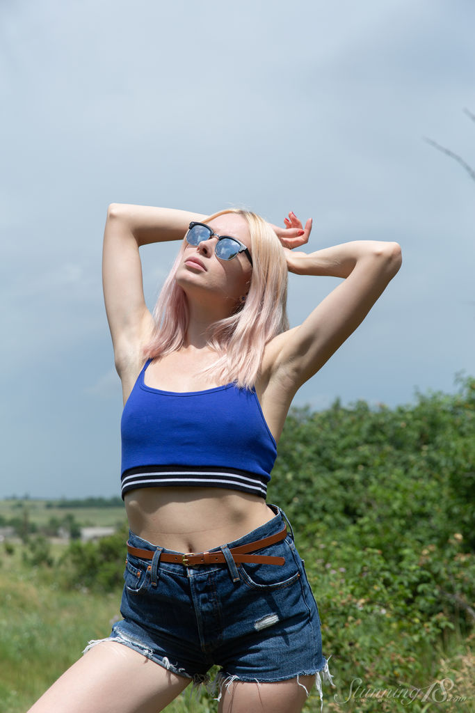 16P La rubia de 18 años María Rubio se desnuda a tope en un camino todoterreno