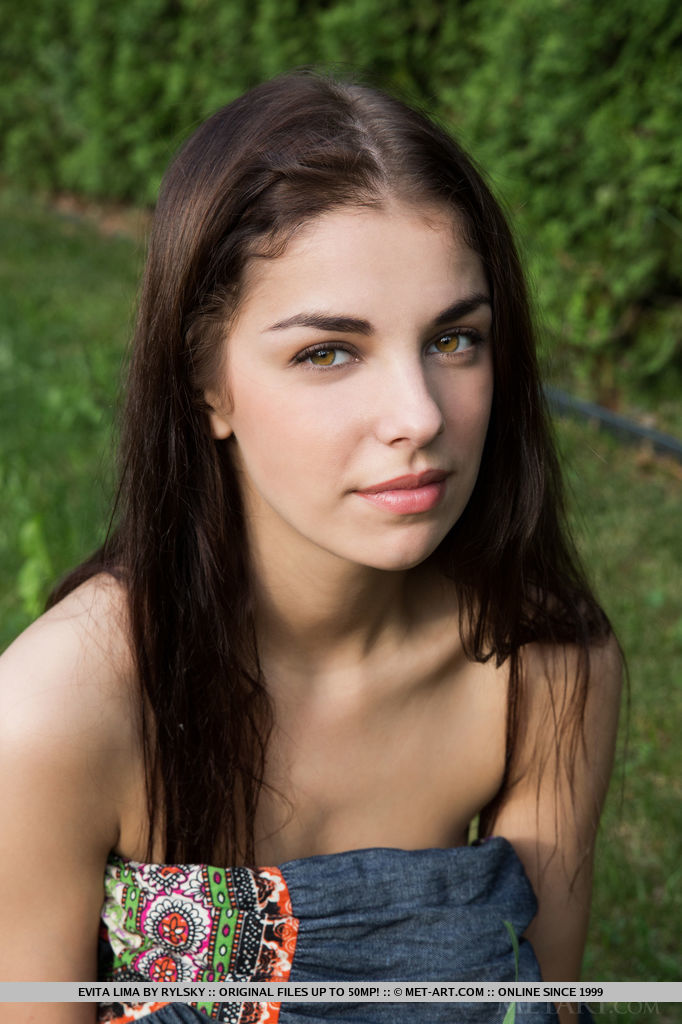18P La guapa morena Evita Lima mostrando sus pechos y su coño adolescente al aire libre