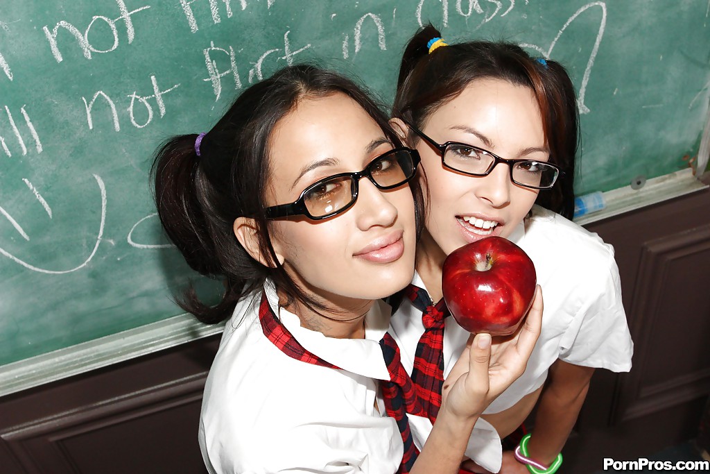 16P セクシーな女子生徒アミアとダニーが制服でキスしてポーズをとる