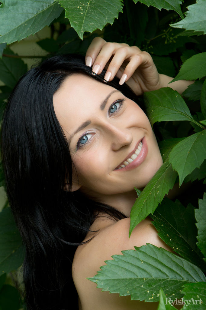 16P Dark haired chick Janelle puts her tight pussy on display upon green grass