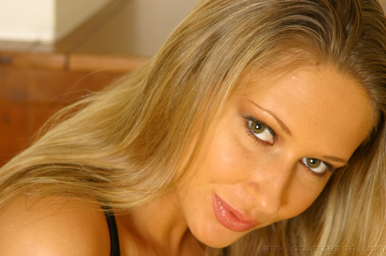 21P Esposa safada com peitos lindos Veronica se despe
