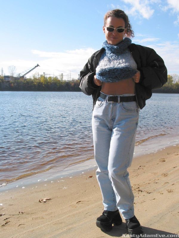 14P Garota amadora expõe seus seios naturais e bunda enquanto está em um parque natural