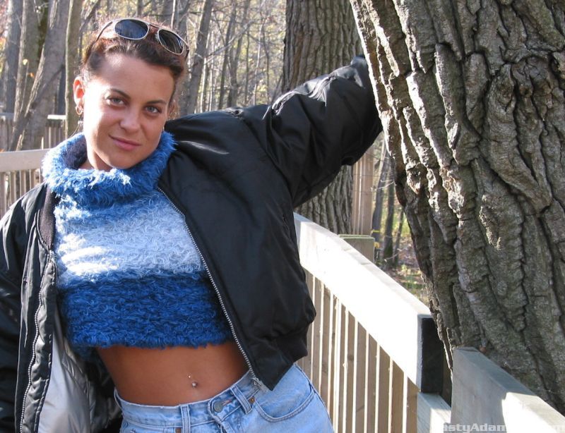 14P Garota amadora expõe seus seios naturais e bunda enquanto está em um parque natural