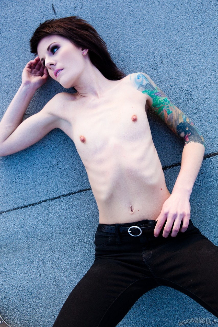 15P Gata alternativa magra com corpo tatuado expondo peitos minúsculos ao ar livre no telhado