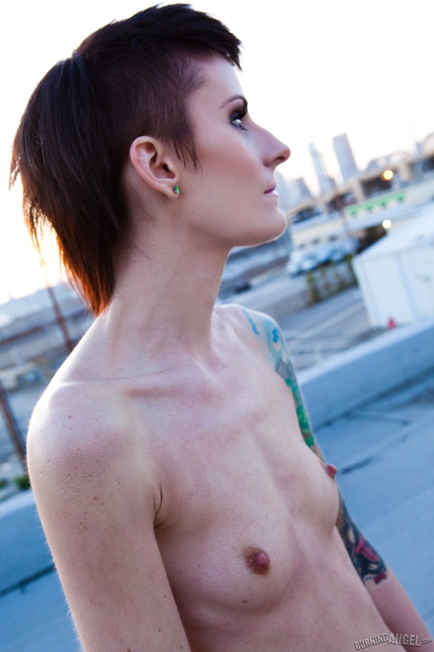15P Gata alternativa magra com corpo tatuado expondo peitos minúsculos ao ar livre no telhado