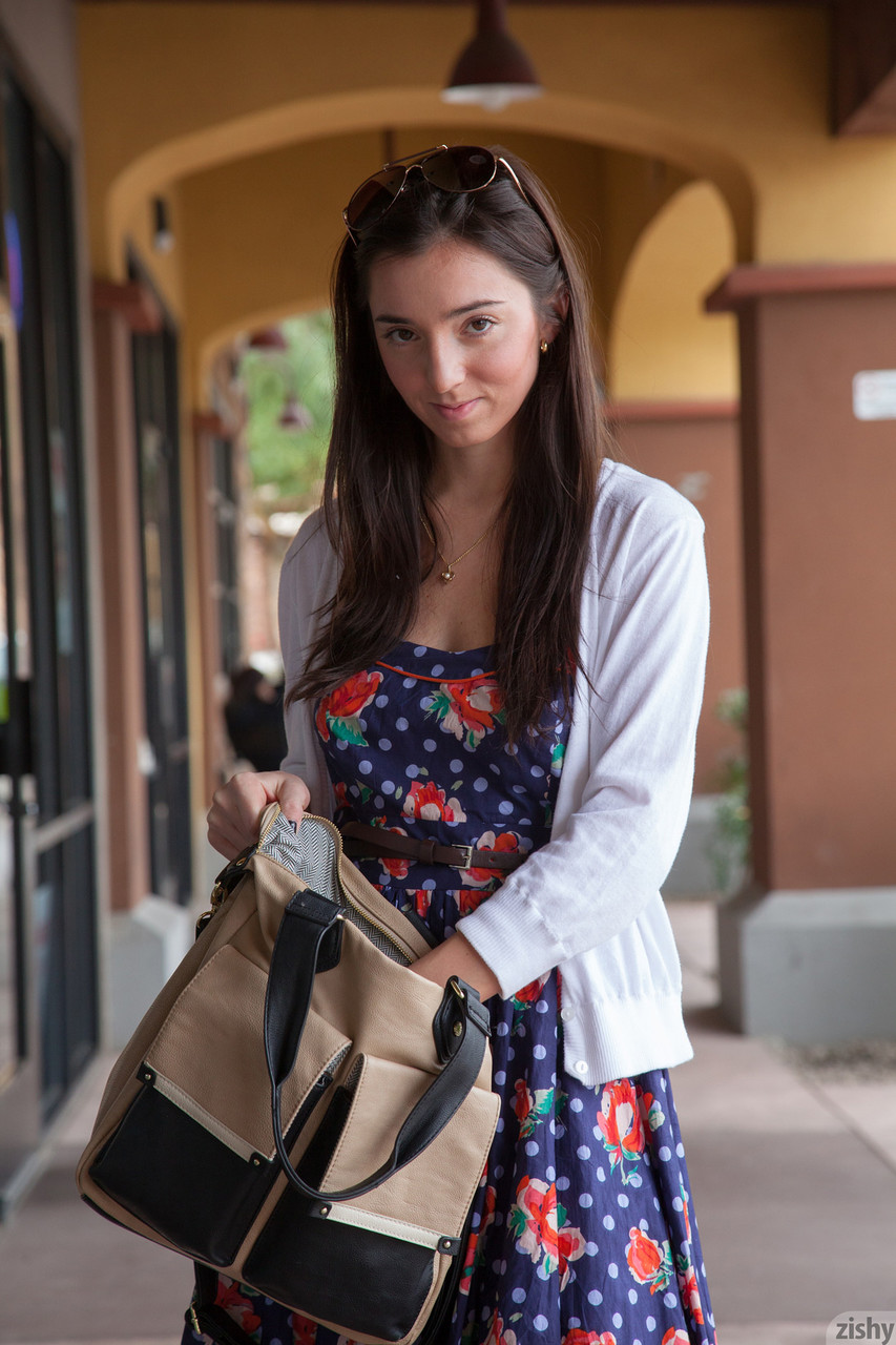 12P Babe Amador Olive Southard mostra seus peitos adolescentes