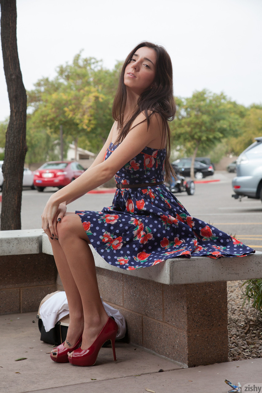 12P Babe Amador Olive Southard mostra seus peitos adolescentes