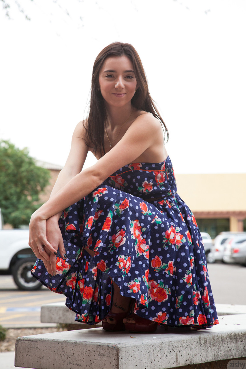 12P Babe Amador Olive Southard mostra seus peitos adolescentes