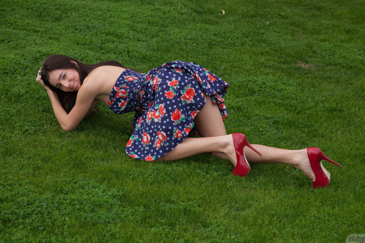 12P Babe Amador Olive Southard mostra seus peitos adolescentes