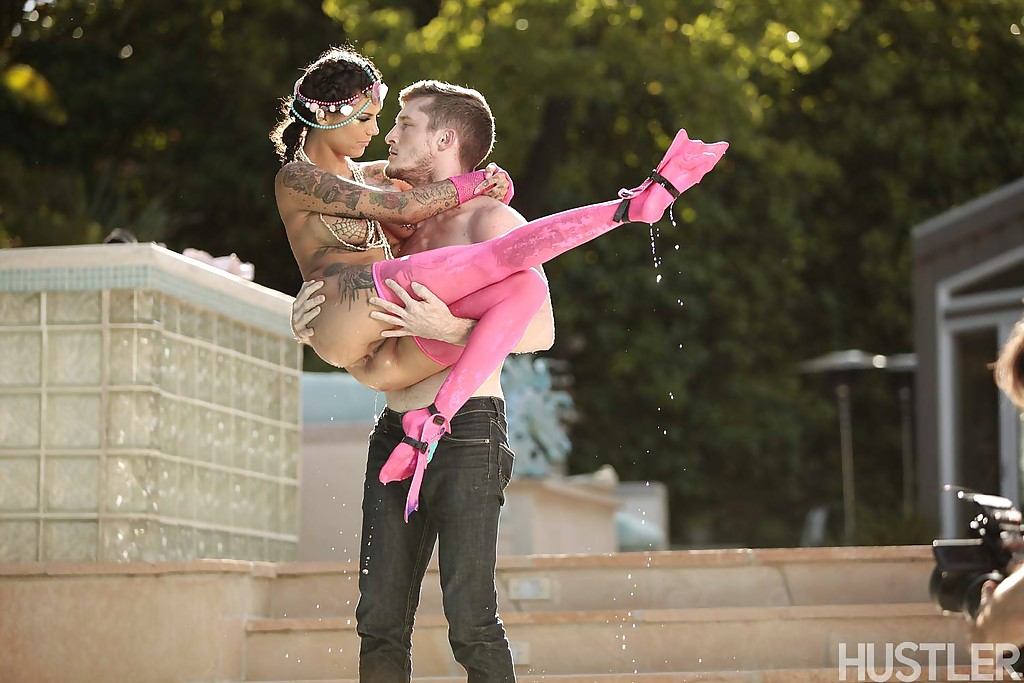 16P La estrella porno adolescente muy tatuada Bonnie Rotten teniendo sexo anal en medias de nailon rosas