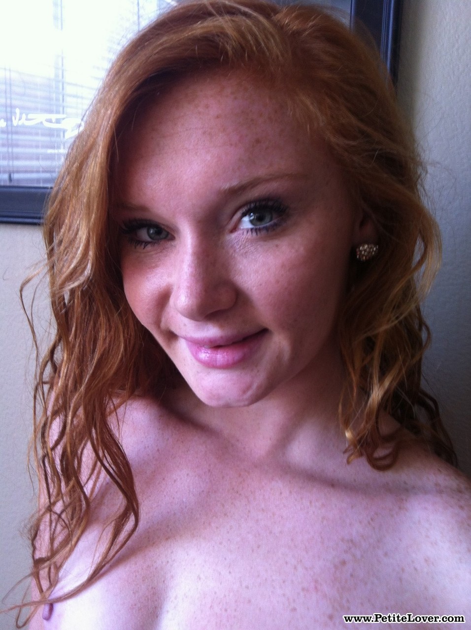 16P A ruiva natural Alex Tanner tira seu conjunto de lingerie rosa para selfies nuas