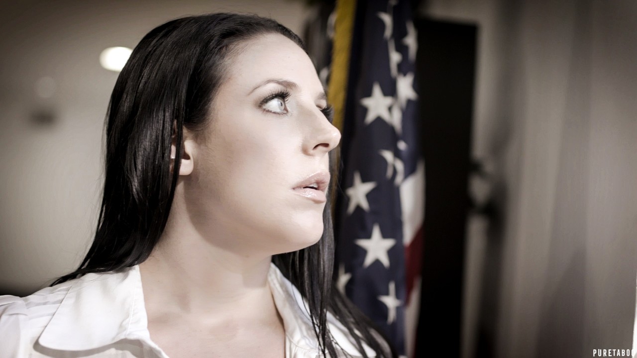 15P Die brünette Sekretärin Angela White hat Geschlechtsverkehr mit ihrem Chef