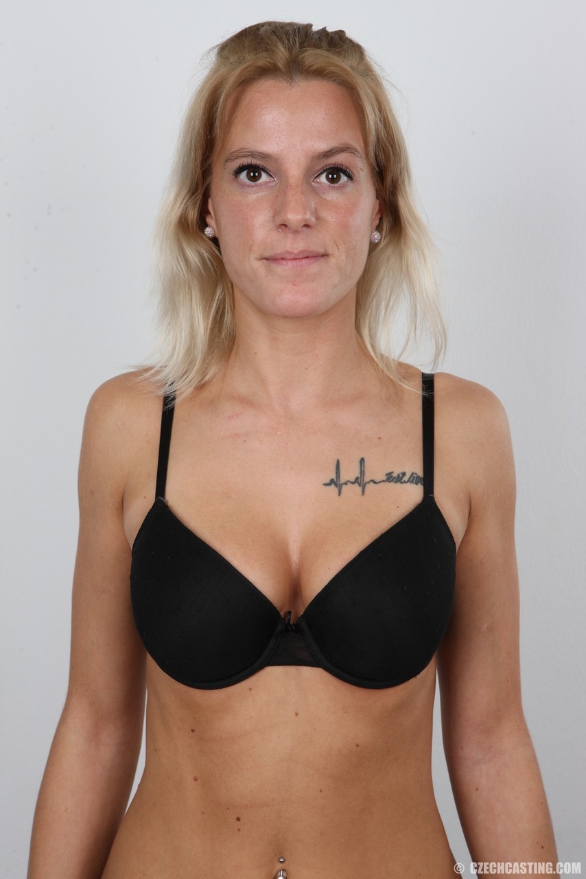 20P Sandra amadora tatuada fica nua para seu teste de casting pornô