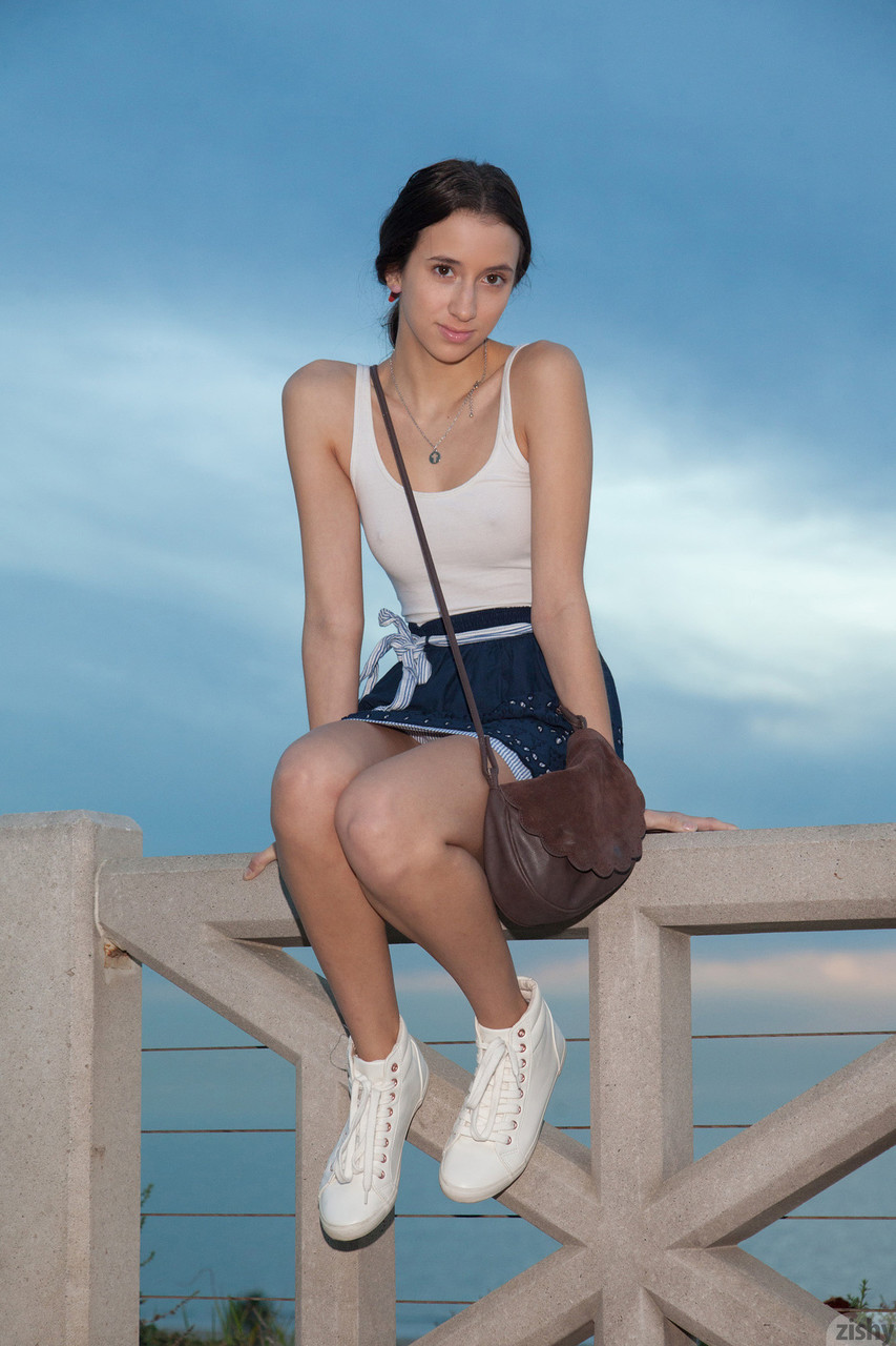 12P Belle Knox, petite amie adolescente, révèle son cul et pose en public au coucher du soleil