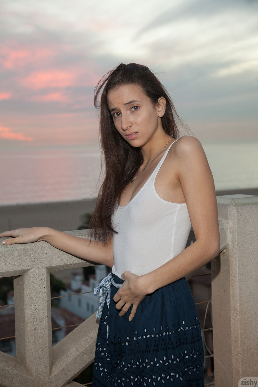 12P Belle Knox, petite amie adolescente, révèle son cul et pose en public au coucher du soleil