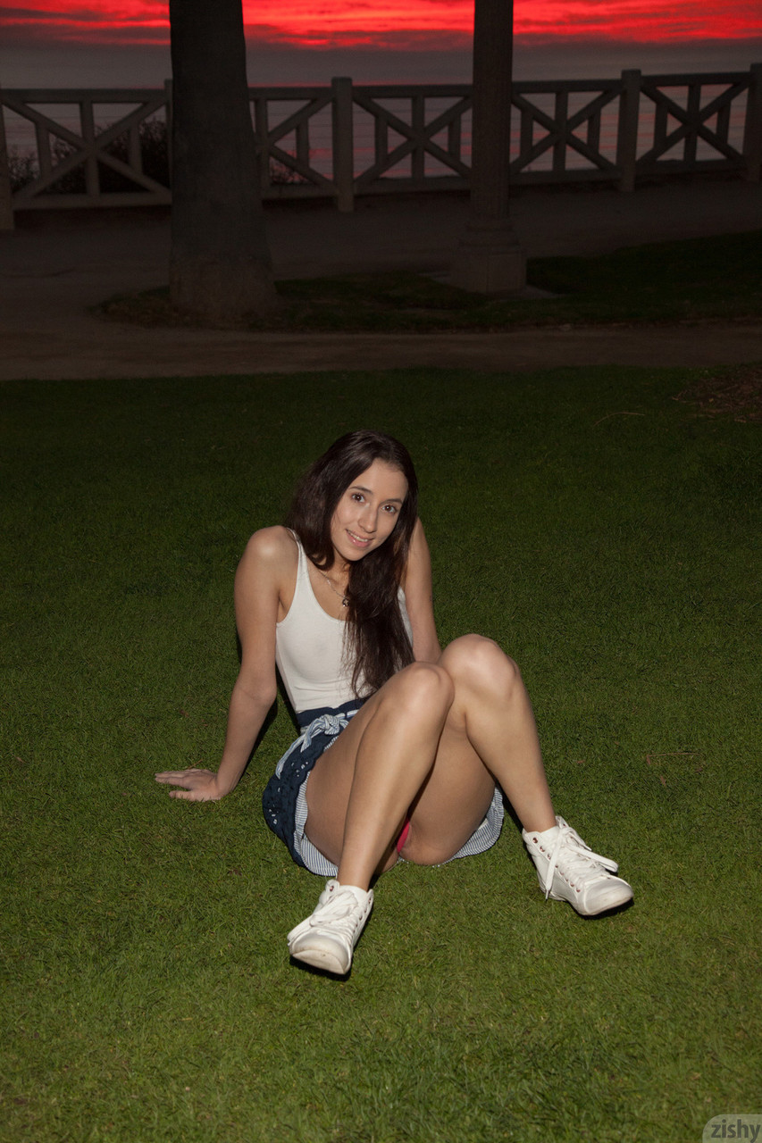 12P Belle Knox, petite amie adolescente, révèle son cul et pose en public au coucher du soleil