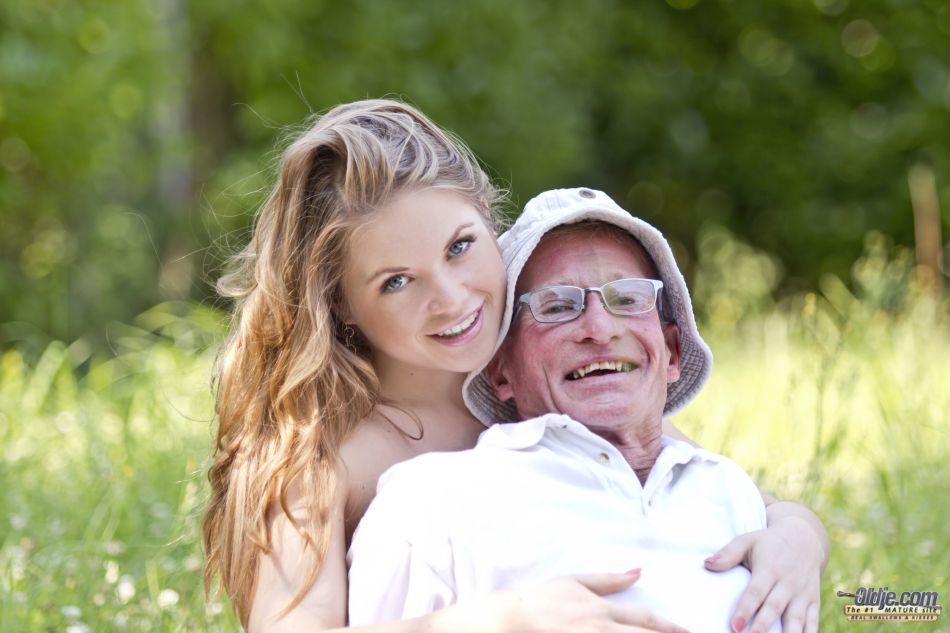 16P Une adolescente sexy et son très vieux Sugar Daddy baisent dans la cour