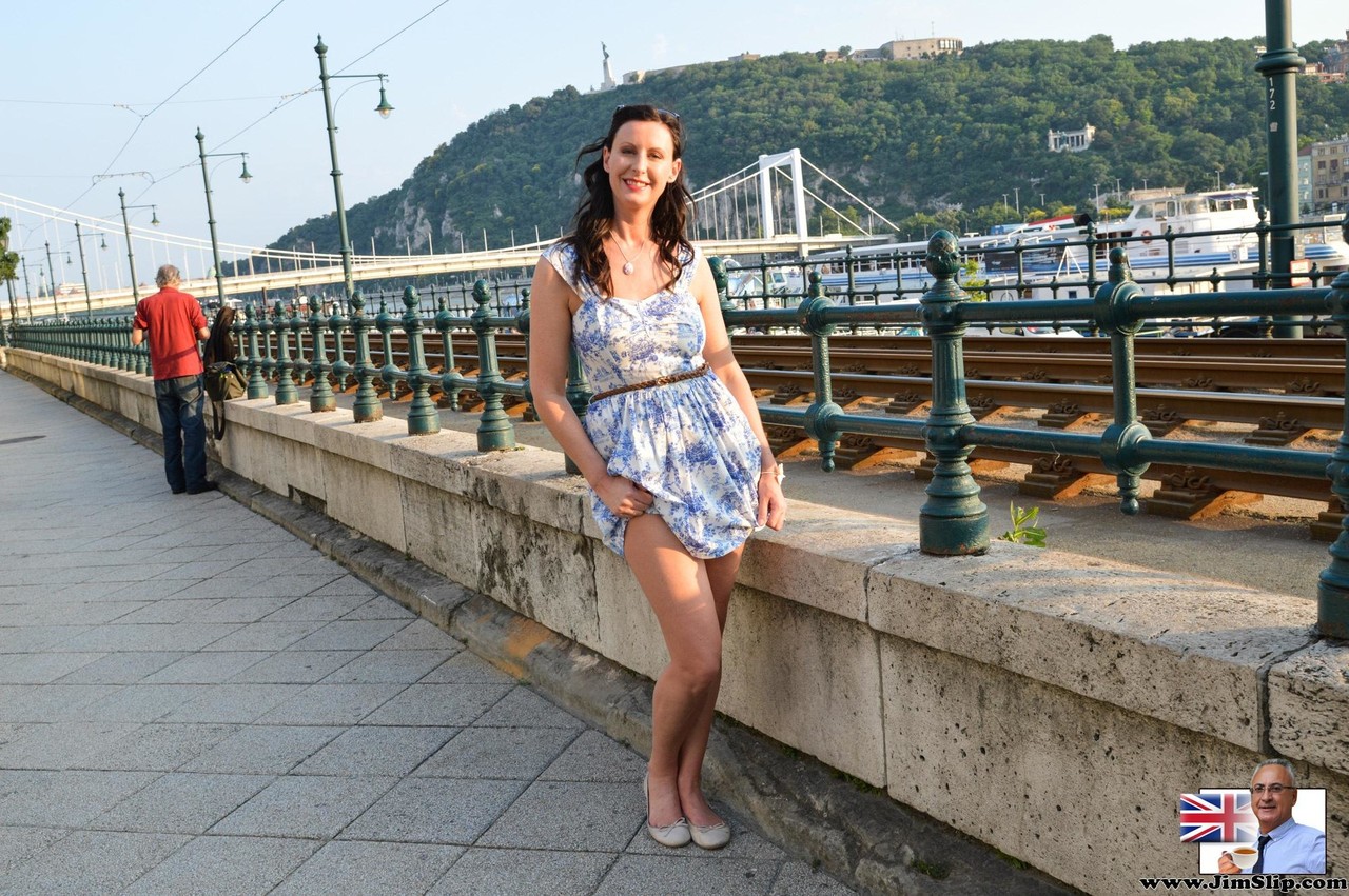 17P A adolescente novata Nikki apresenta o idiota para o velho agente pornô britânico