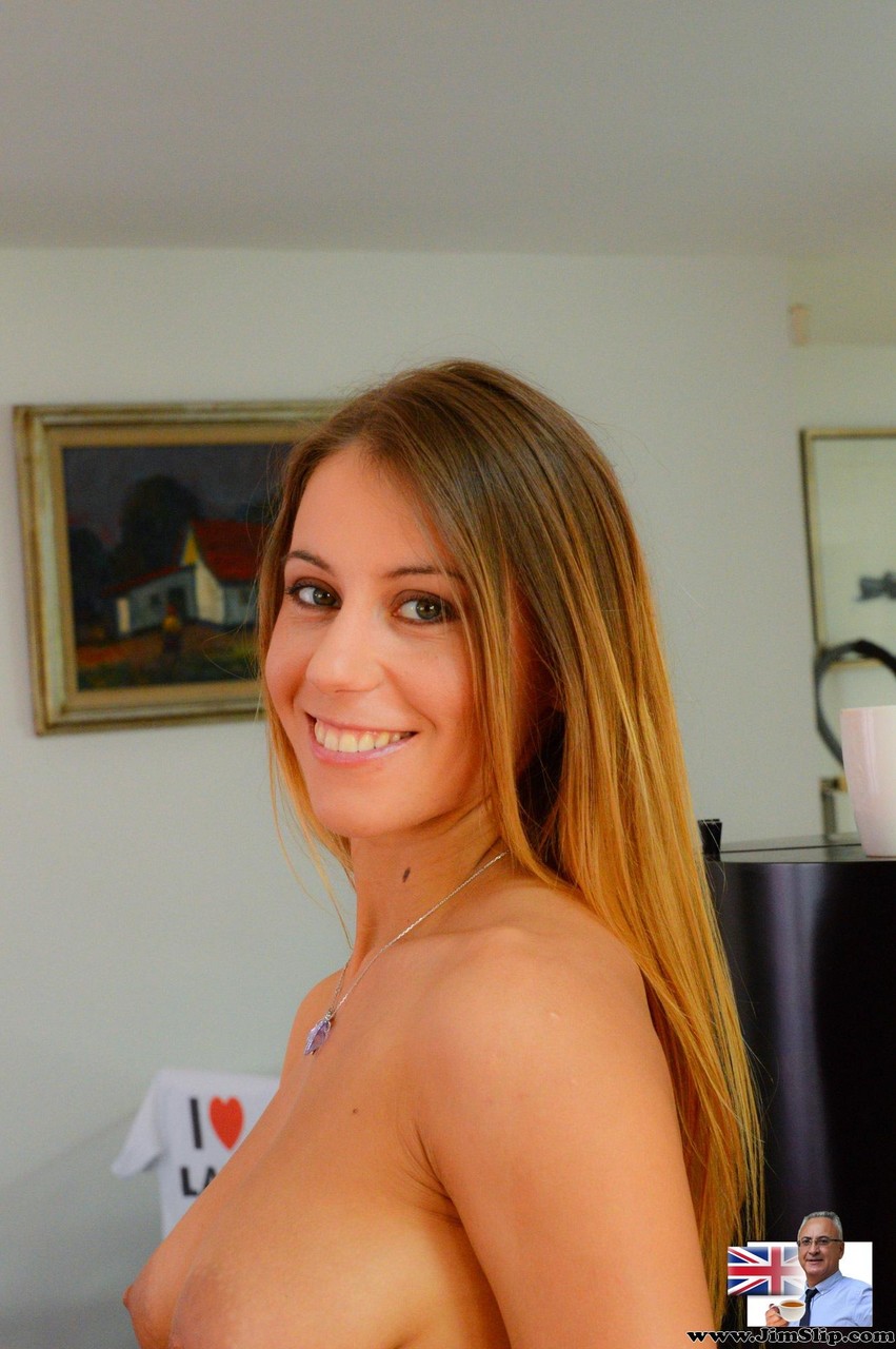 17P A adolescente novata Nikki apresenta o idiota para o velho agente pornô britânico