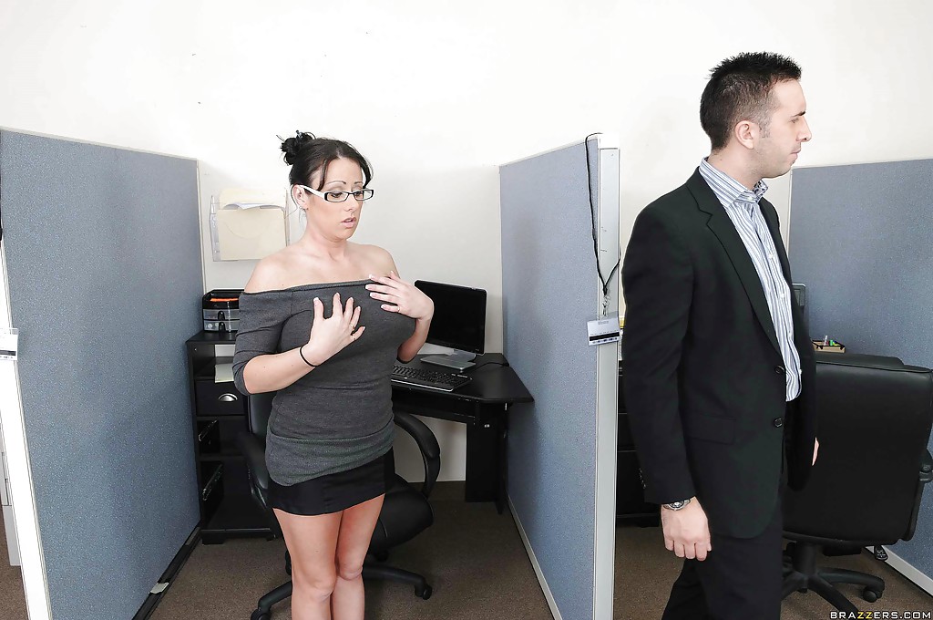 16P Office MILF com peitos enormes Moxxie Maddron fodido e facializado