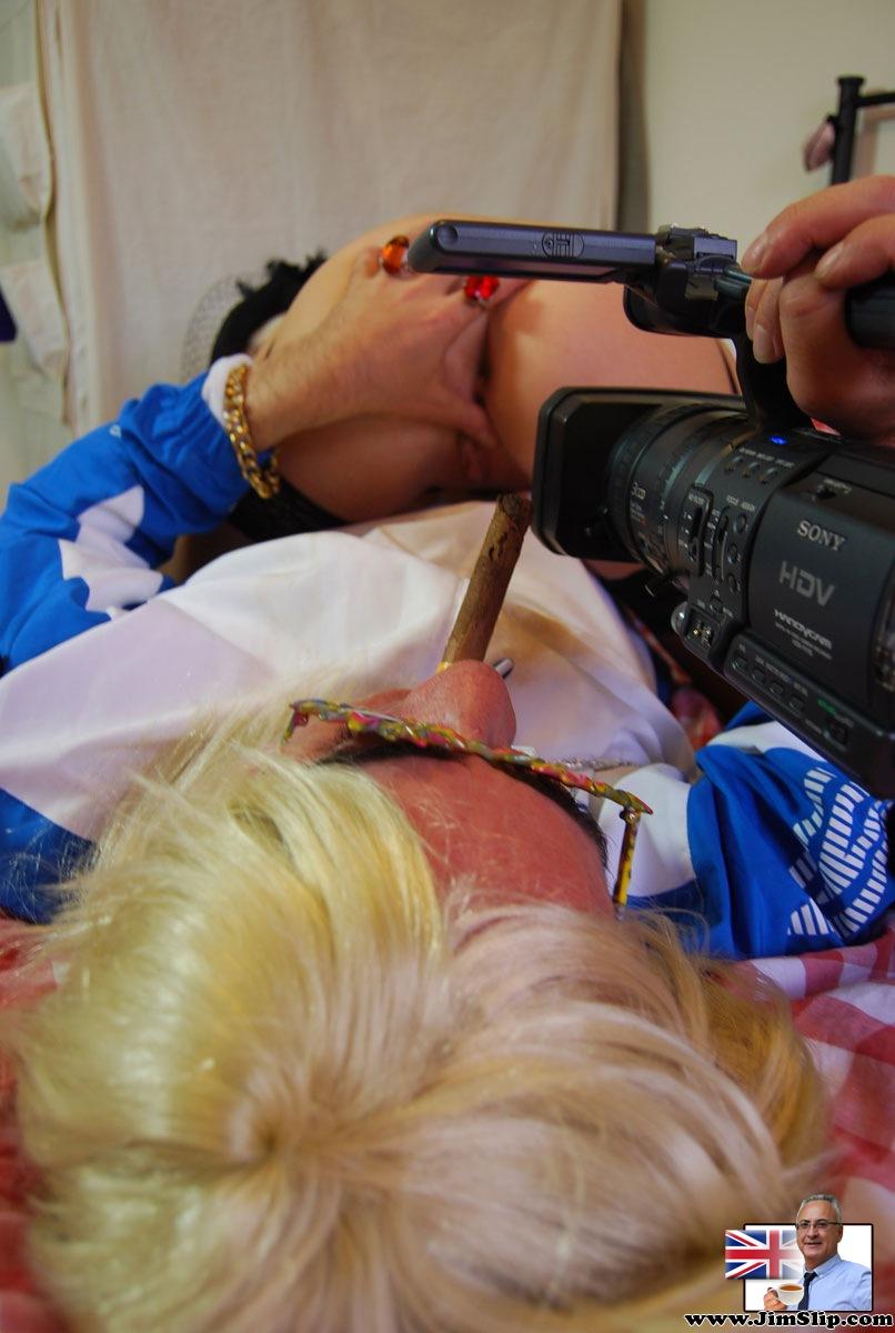 17P Rubia recién viuda se folla a su nuevo chico después de visitar el cementerio