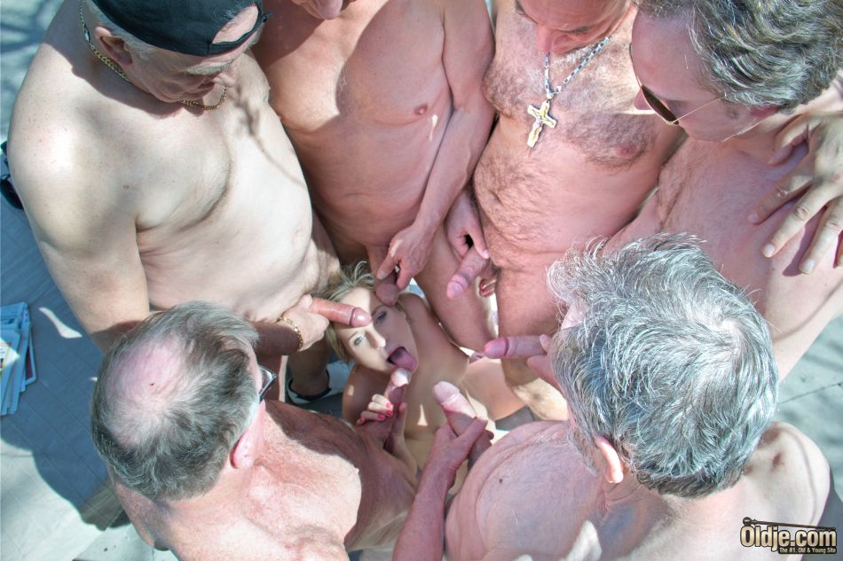 16P Dix filles sexy se portent volontaires pour un gangbang et un blowbang avec des vieillards