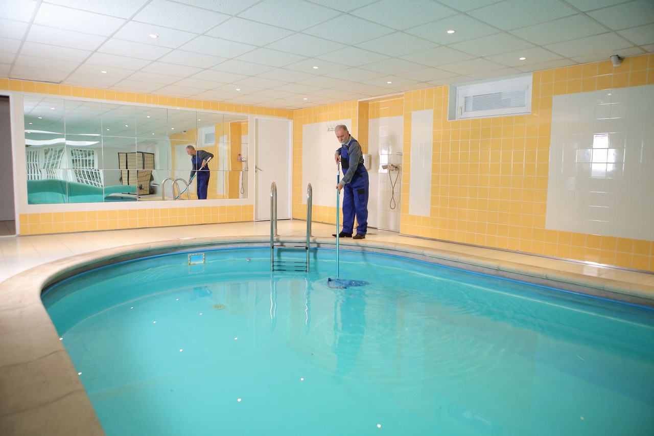 21P La preciosa Glory se corta el bañador desnuda para follarse al viejo hombre de la piscina