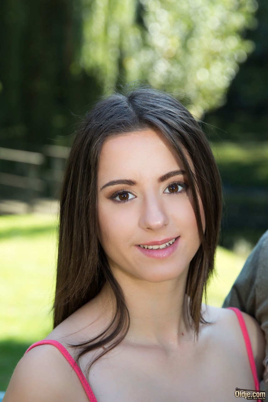 21P Gabriella, une jeune maigre, se fait baiser sur une table de ping-pong dans le jardin.