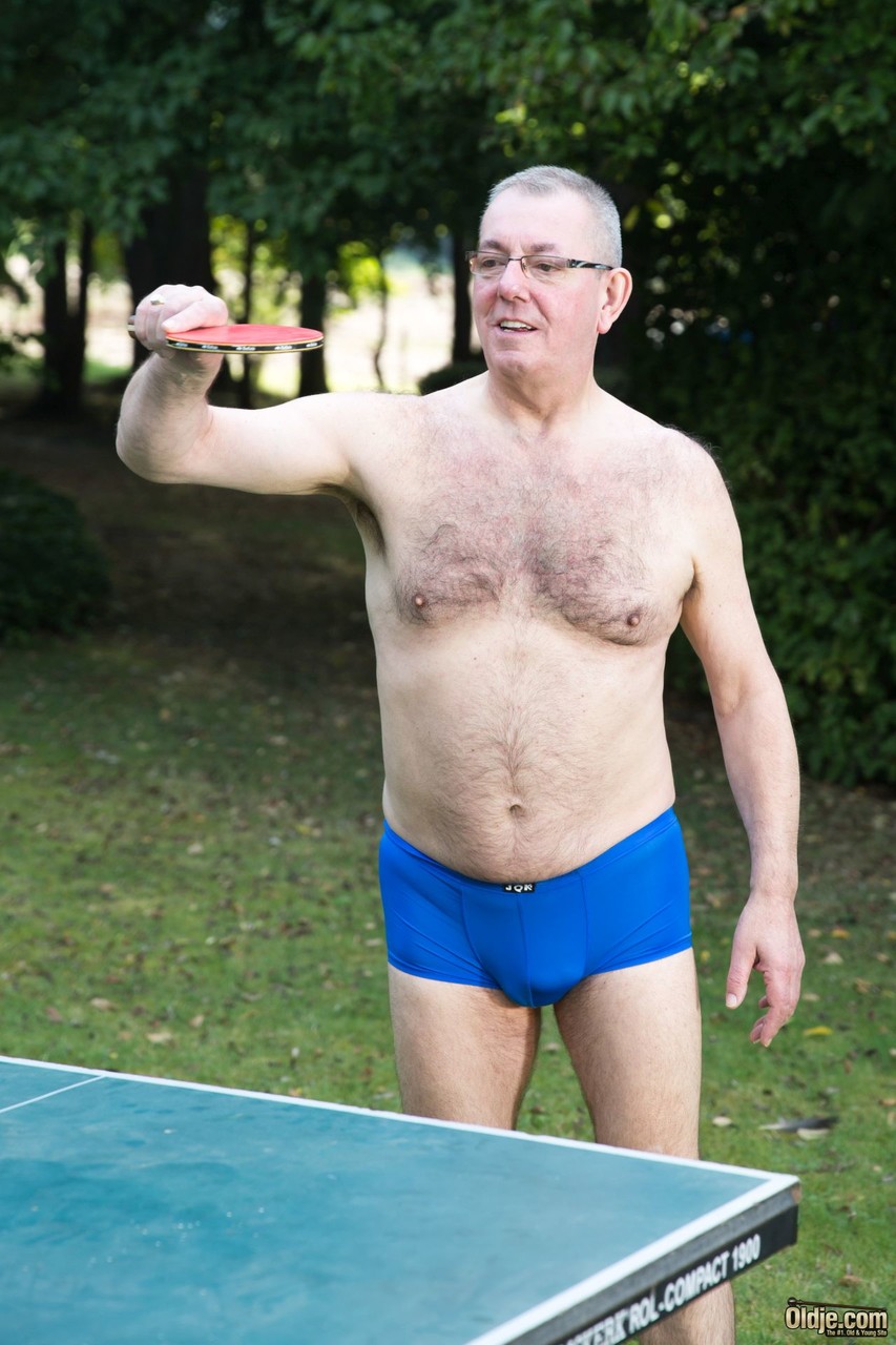 21P Gabriella, une jeune maigre, se fait baiser sur une table de ping-pong dans le jardin.