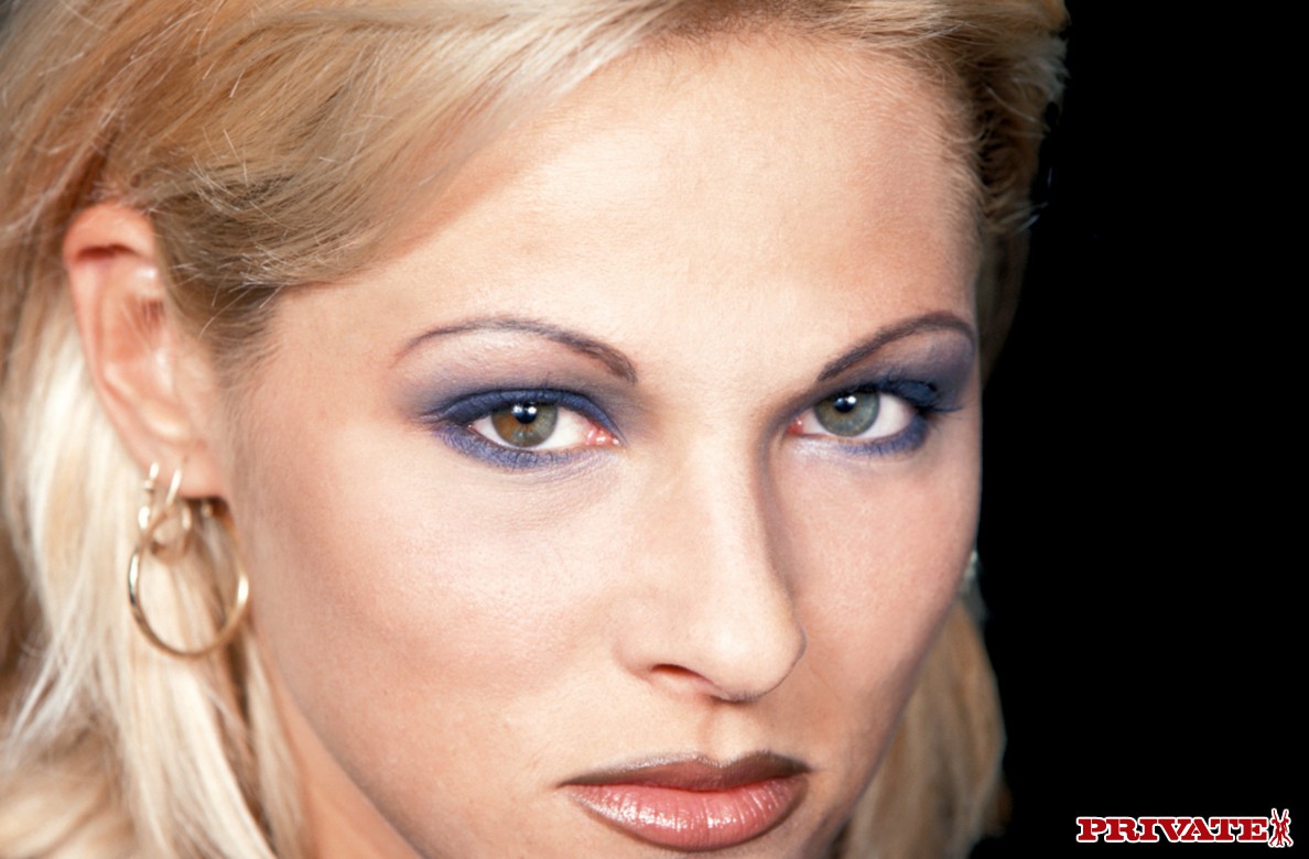 10P La star du porno chaude Cristina