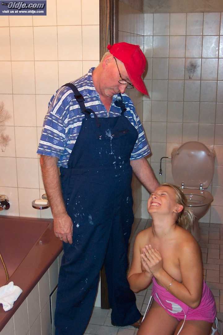 17P Alter Bauer verzeiht dem blonden französischen Hausmädchen, nachdem er sie von hinten gefickt hat
