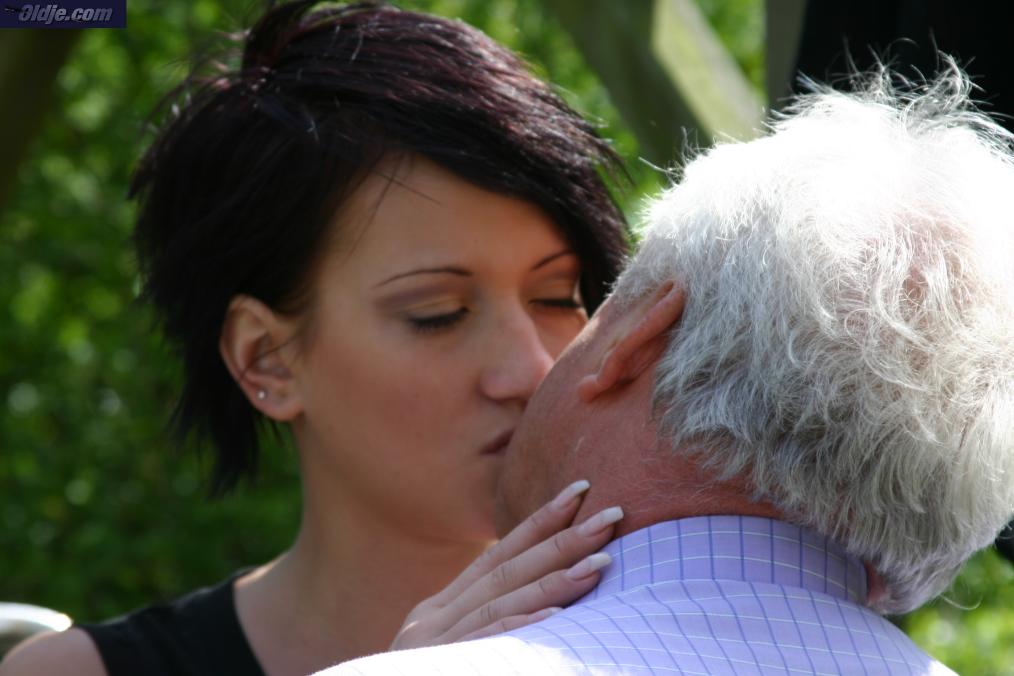 17P La jeune Carmen Blue en chaleur séduit un senior dans le parc pour se prendre une bite de vieil homme à l'extérieur