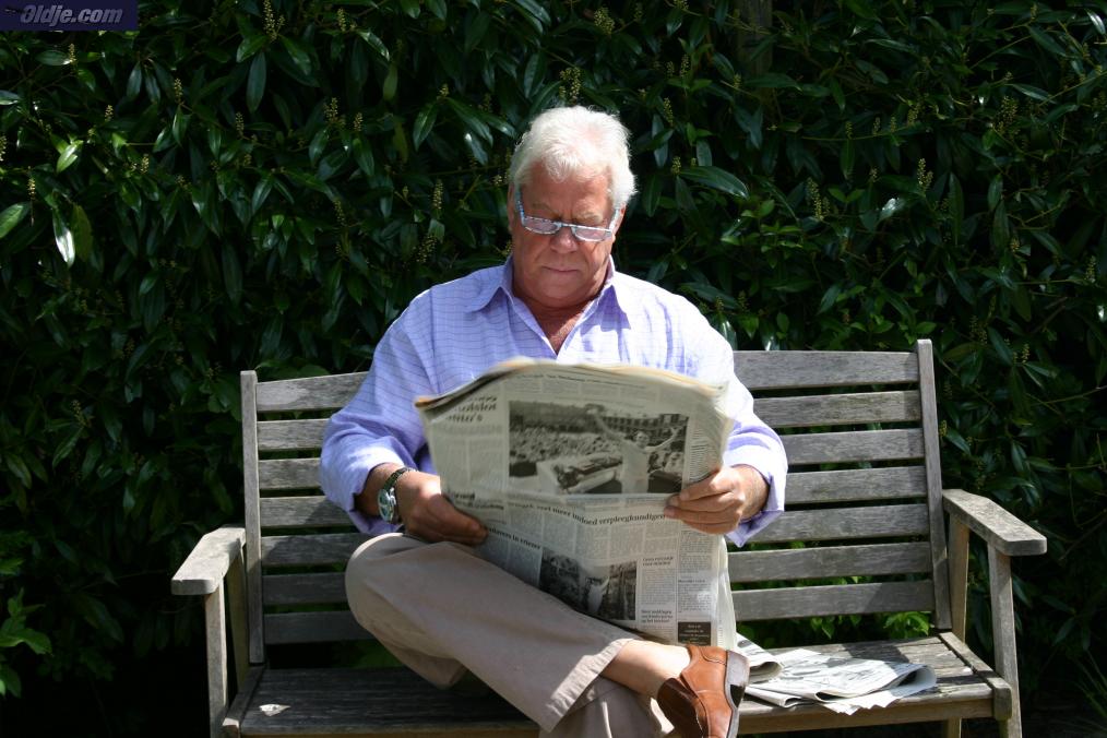 17P La jeune Carmen Blue en chaleur séduit un senior dans le parc pour se prendre une bite de vieil homme à l'extérieur