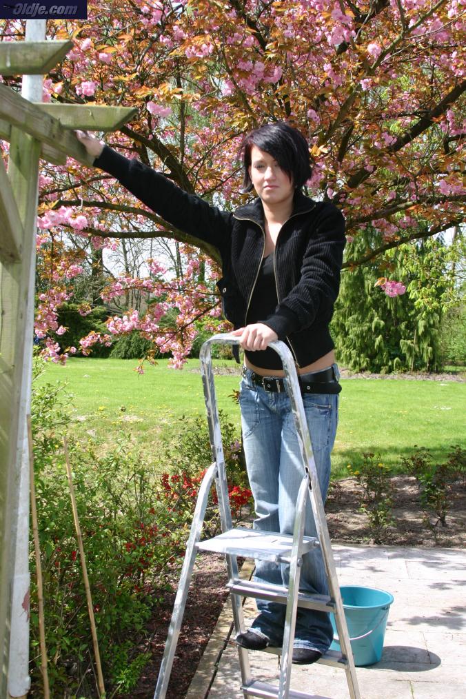 17P La jeune Carmen Blue en chaleur séduit un senior dans le parc pour se prendre une bite de vieil homme à l'extérieur