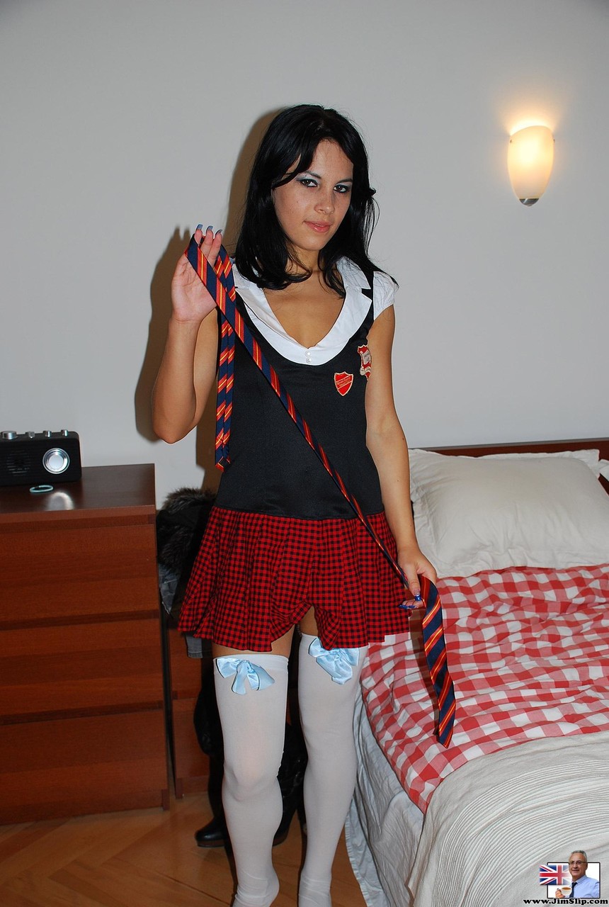 20P La sexy adolescente cachonda Amabella posando en uniforme de colegiala antes de masturbarse
