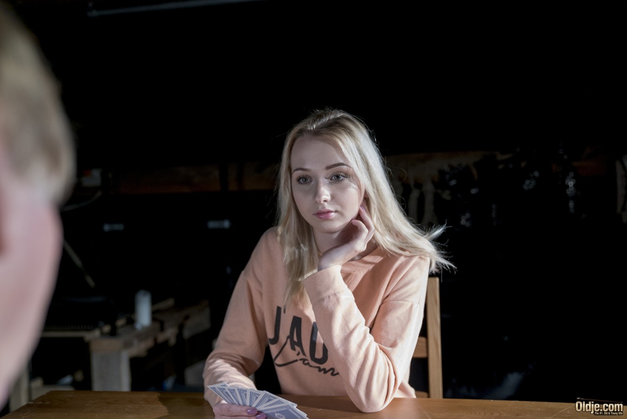 17P Une blonde mince aux yeux bleus suce le sperme de la bite d'un vieil homme après avoir baisé