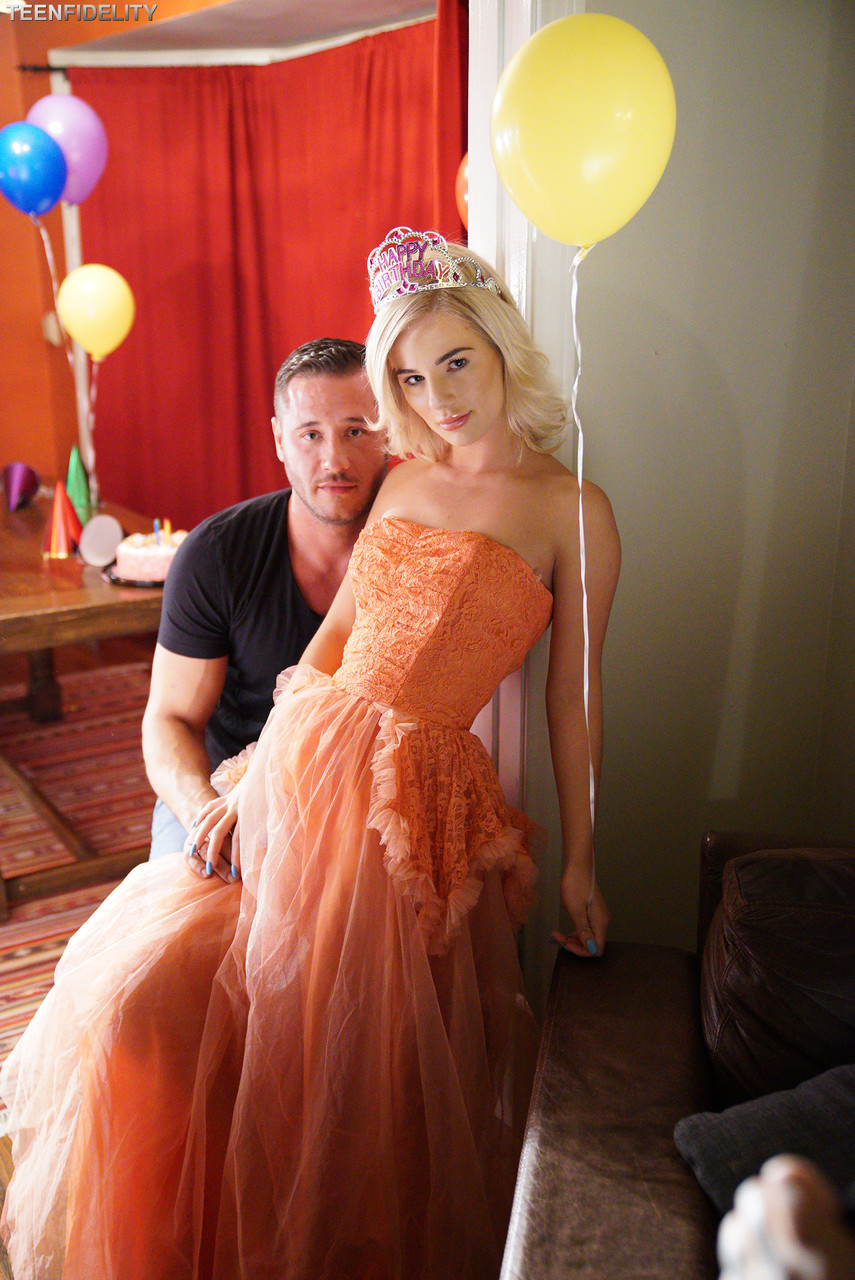 17P Gata loira pequena em um vestido glamoroso Bella Rose posando com seu pedaço