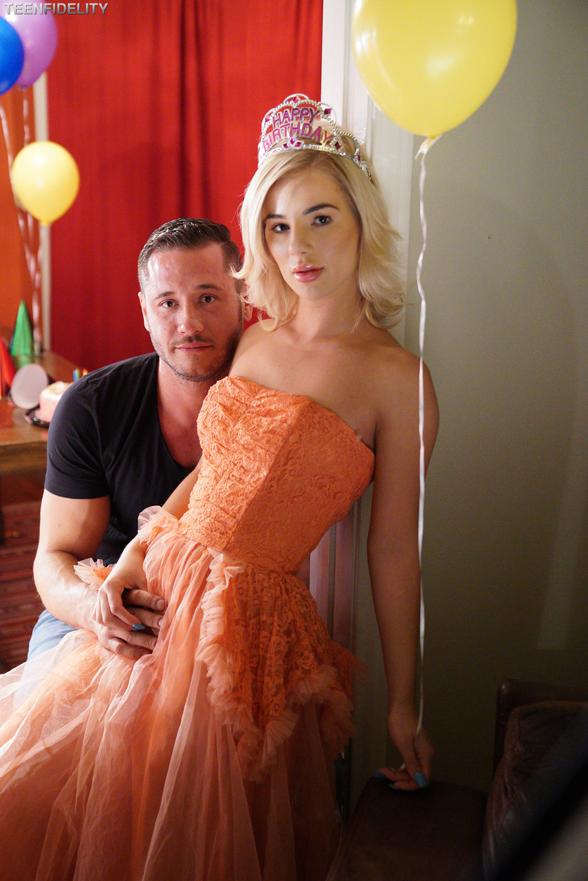 17P Gata loira pequena em um vestido glamoroso Bella Rose posando com seu pedaço