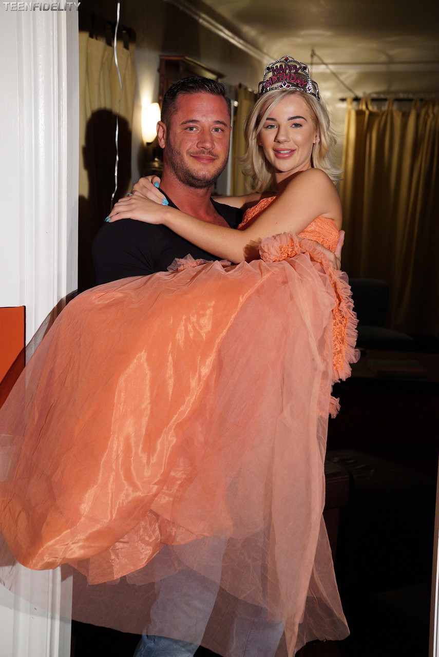 17P Gata loira pequena em um vestido glamoroso Bella Rose posando com seu pedaço