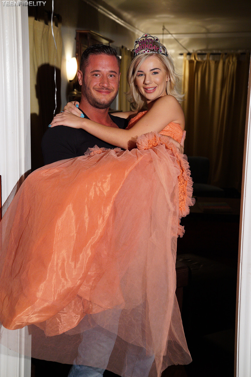 17P Gata loira pequena em um vestido glamoroso Bella Rose posando com seu pedaço
