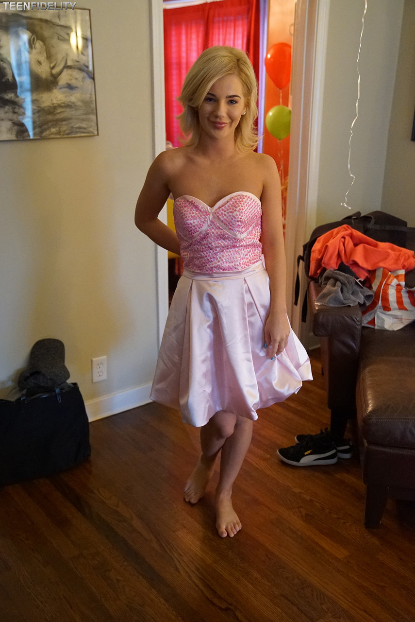 17P Die sexy blonde Prinzessin Bella Rose posiert alleine im Badezimmer und zeigt ihren Körper