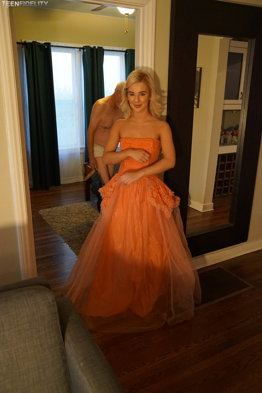 17P Die sexy blonde Prinzessin Bella Rose posiert alleine im Badezimmer und zeigt ihren Körper