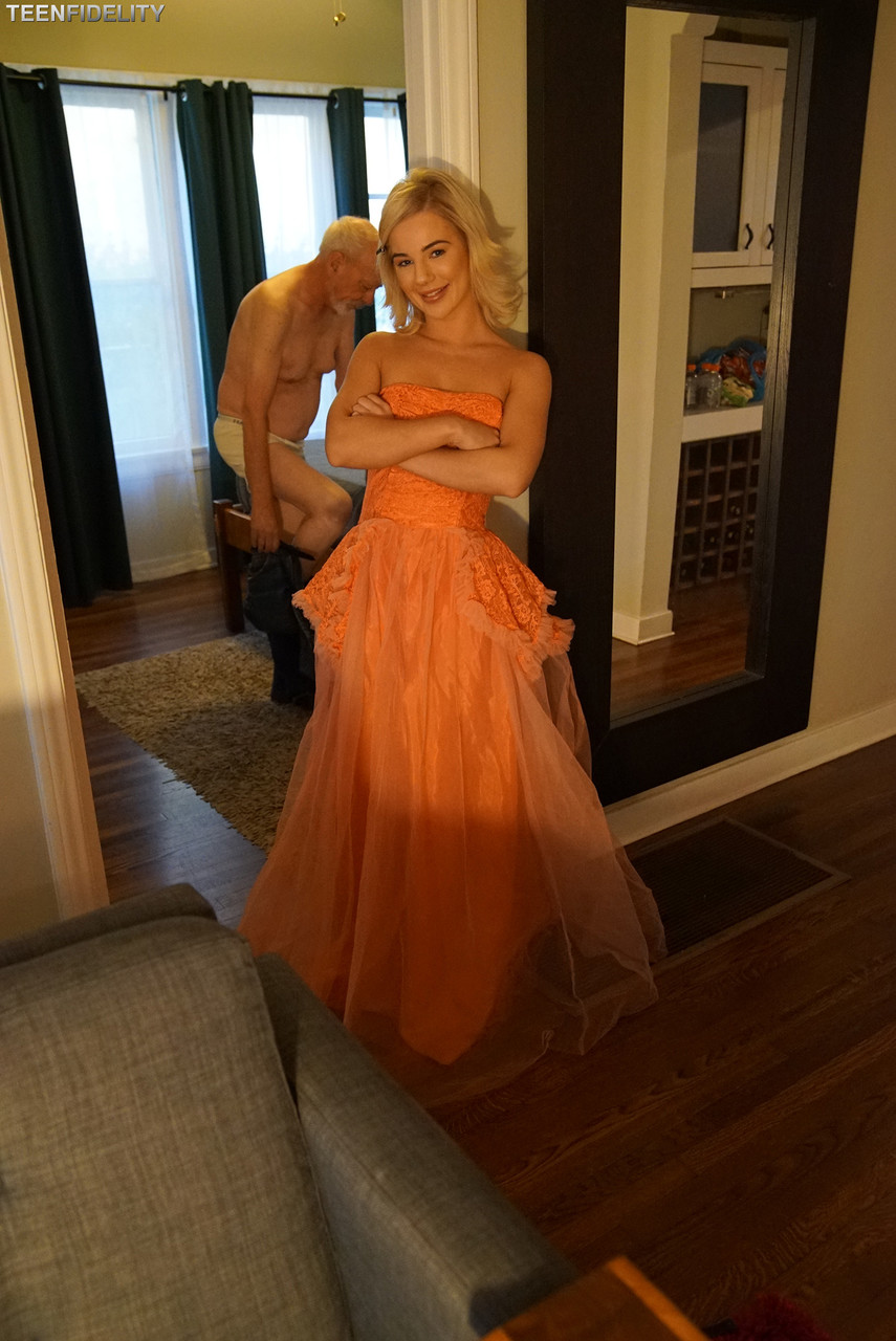 17P Die sexy blonde Prinzessin Bella Rose posiert alleine im Badezimmer und zeigt ihren Körper