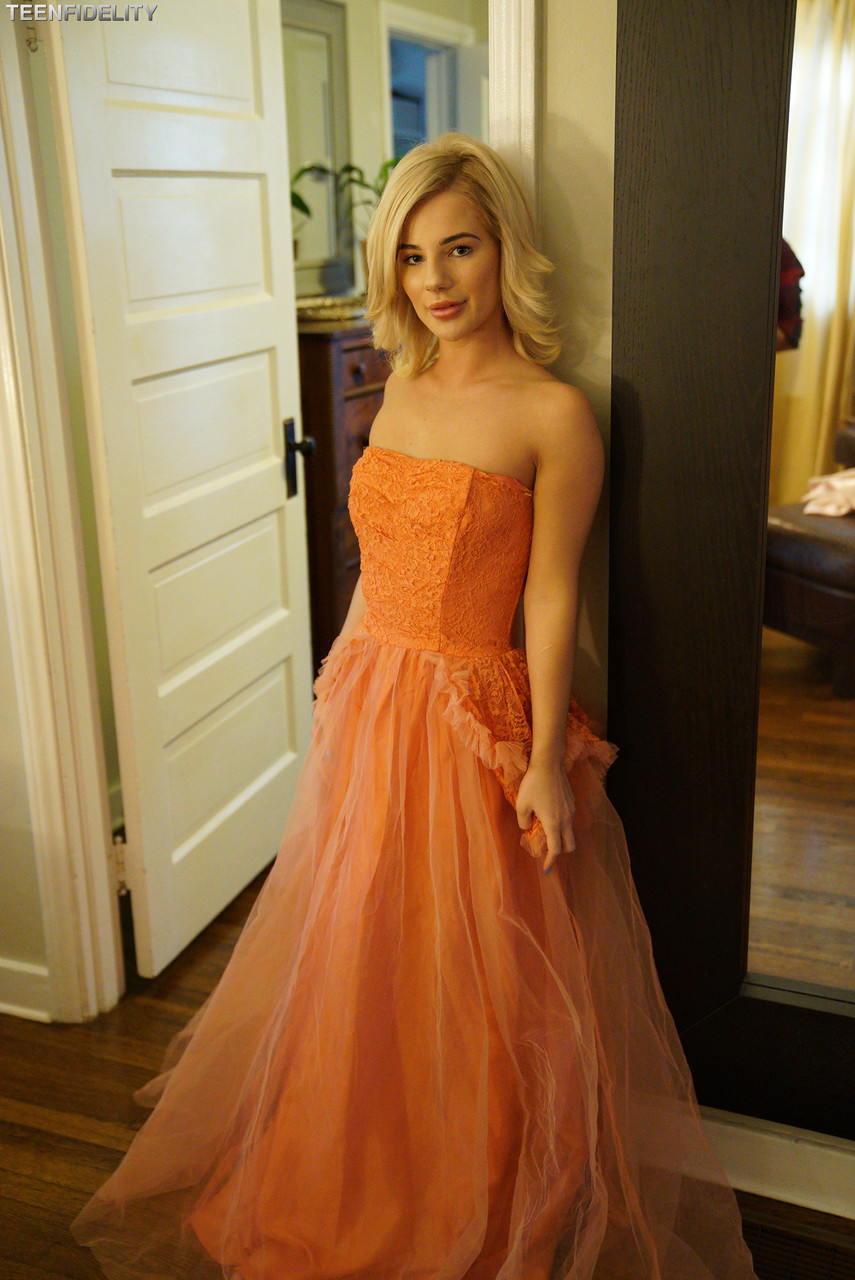 17P Die sexy blonde Prinzessin Bella Rose posiert alleine im Badezimmer und zeigt ihren Körper